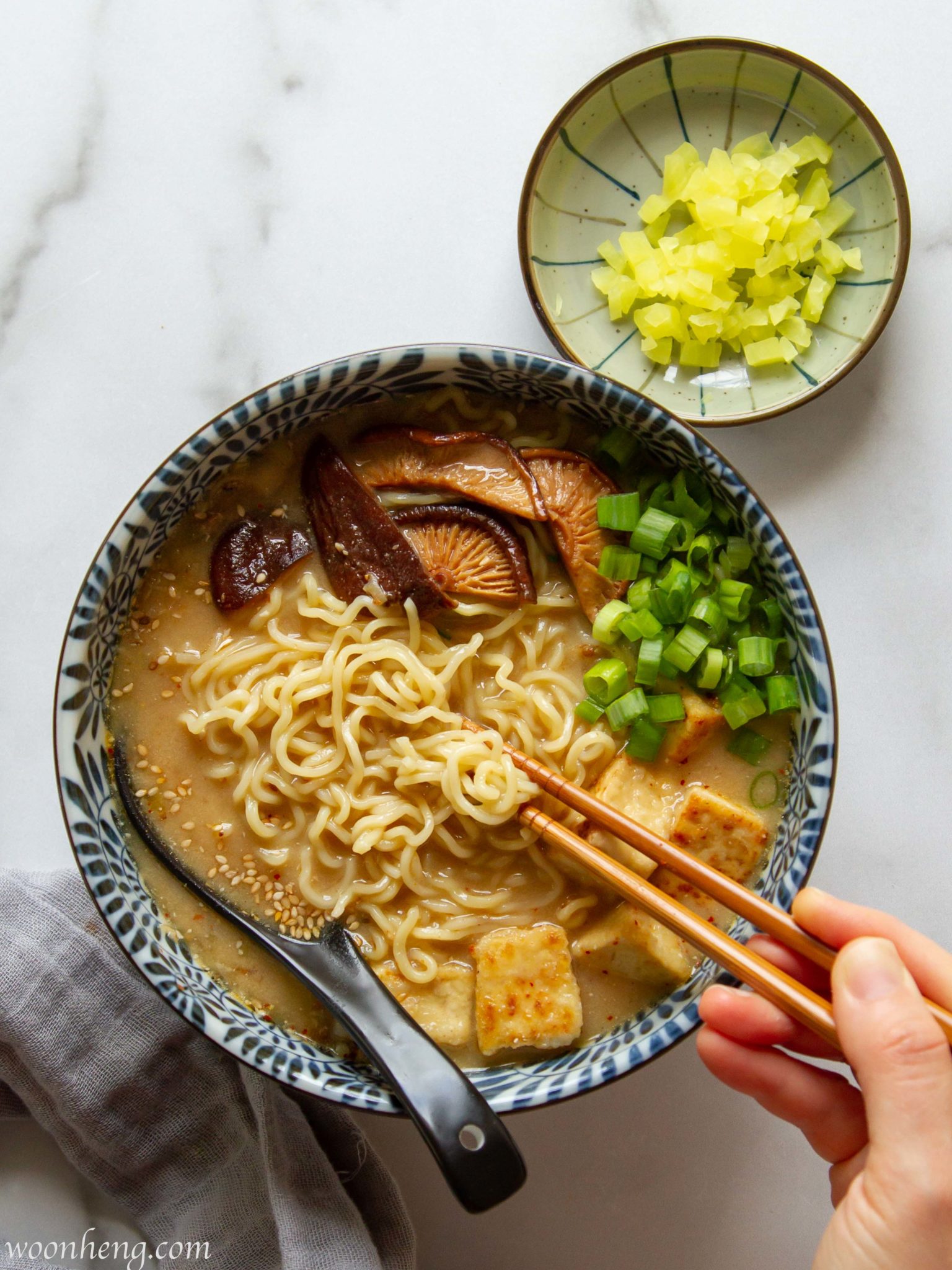 How to Make a Delicious Vegan Miso Ramen - WoonHeng