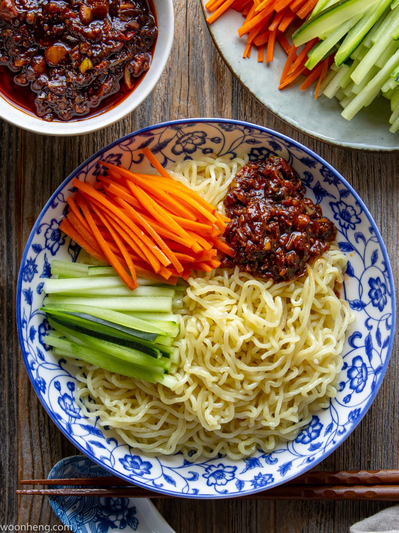 How to make an Easy Vegan Zha Jiang Mian 素炸酱面 - WoonHeng