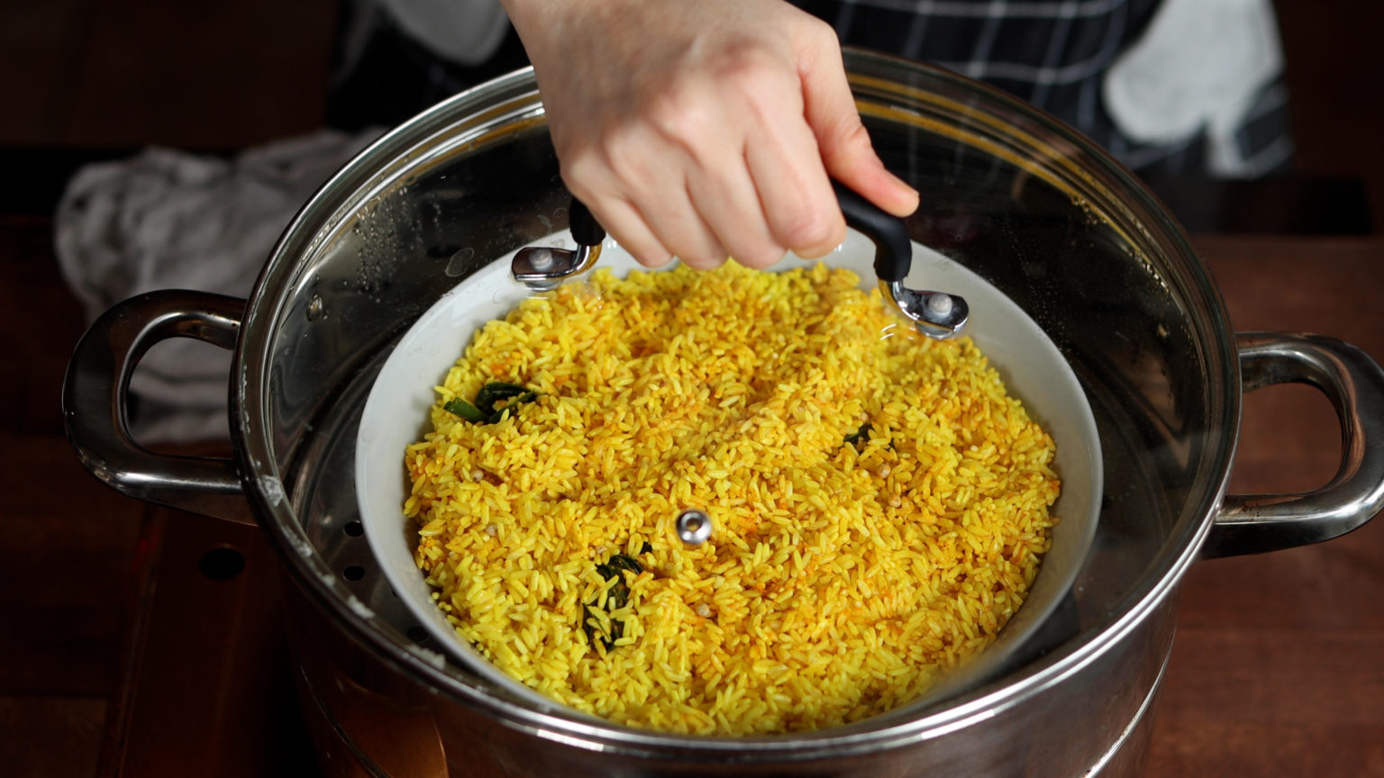 How to make a Perfect Nasi Kunyit (Turmeric Rice, 黄姜饭) - WoonHeng
