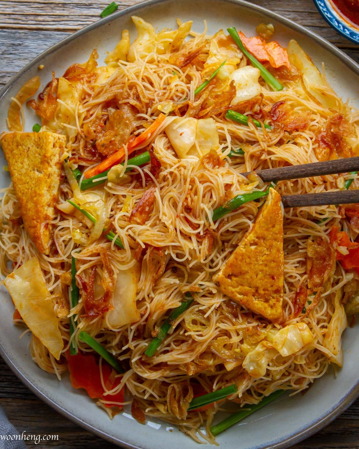 Spicy and Tangy Easy vegan Mee Siam you need - WoonHeng